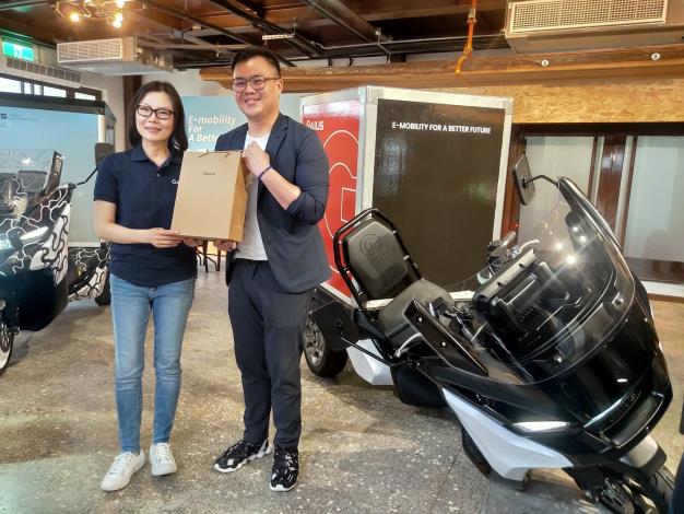 「Taipei CREALife NEXUS 台北創生活聚落」進駐品牌蓋亞汽車張延綾行銷總監與局長陳俊安局長合影