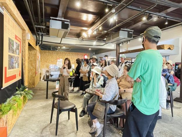 瓶蓋工廠串聯臺灣文博會「水風景場域主題」__走讀團參觀瓶蓋工廠前世今生展區活動照(二)