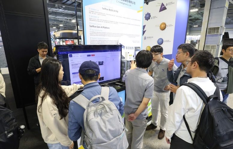 觀展民眾前往台北創新館聽取新創企業介紹技術與服務