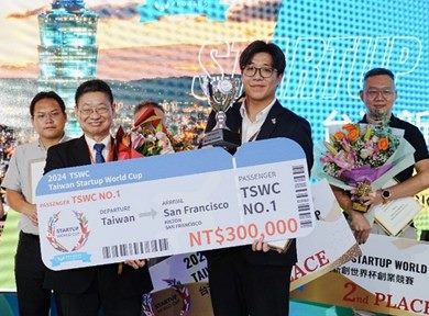 冠軍”振聲半導體股份有限公司”與頒獎人國際生技協會聯盟(ICBA)副主席林治華合影