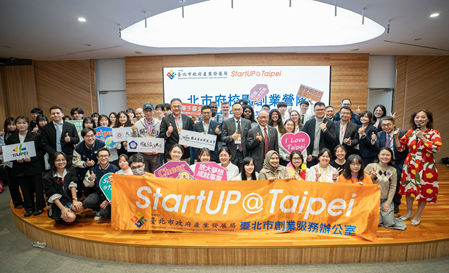 校園創業營隊成果發表會合影