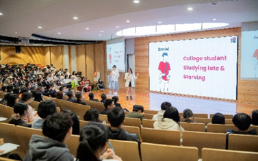 學生團隊於成果發表會分享