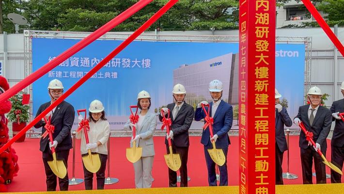市長與林執行長執鏟