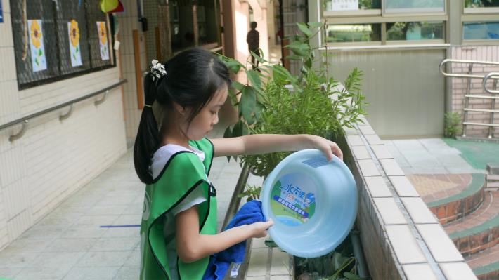 節約用水-水盆接洗手水 澆花再利用