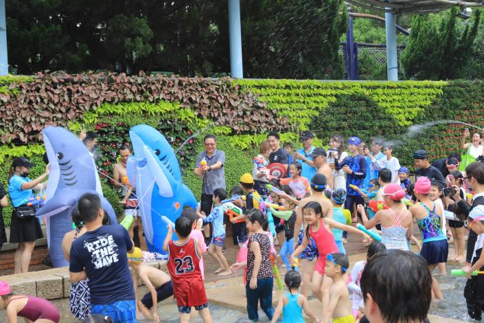 自來水園區每年舉辦臺北親水節，戲水人潮絡繹不絕1.JPG