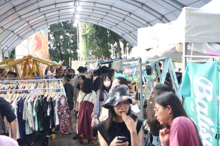 自來水園區4/26、4/27免費入園，且攜手青年創意品牌市集「逗號市集」打造一場從視覺、聽覺到味覺都滿分的潮流派對