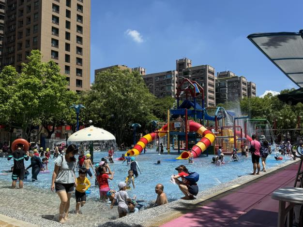 自來水園區夏天戲水人潮源源不絕.JPG