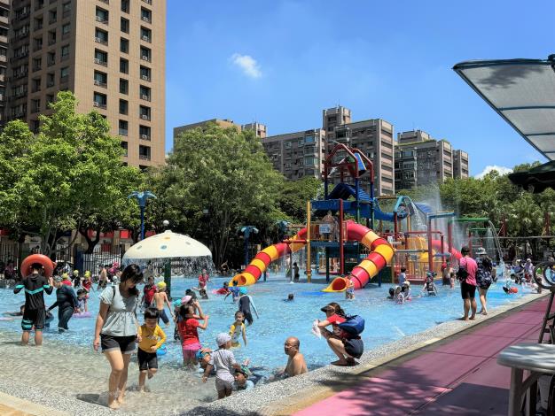 自來水園區夏天戲水人潮源源不絕