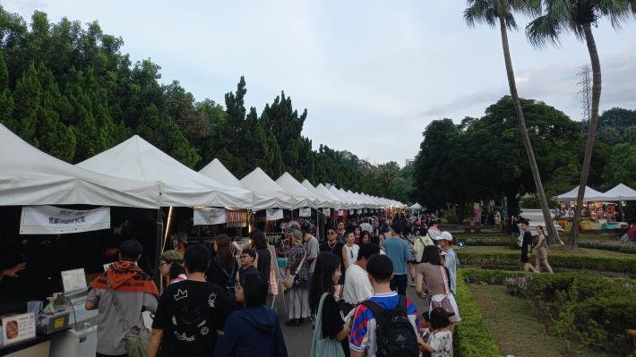 秋OUT音樂節結合商圈市集吸引市民朋友前來