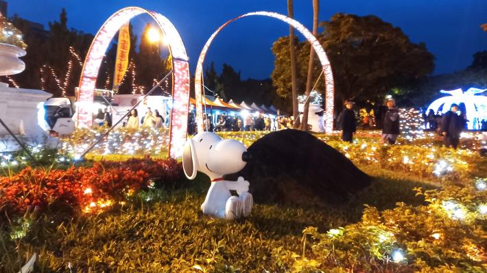 Snoopy joins visitors in celebrating a joyful Christmas at the park.