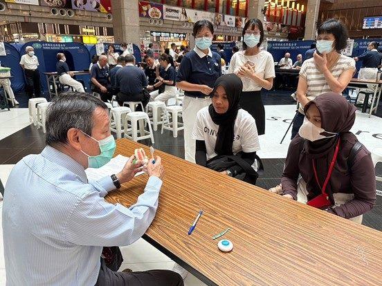 圖說4：牙醫師正在教導移工朋友正確刷牙方式