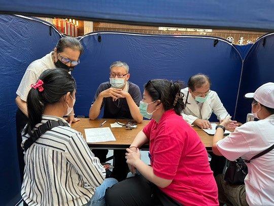 圖說3：北市勞動力重建運用處雙語人員提供翻譯協助