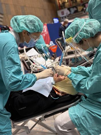 圖說4：牙醫師正為移工朋友洗牙並檢查，一起關懷口腔健康