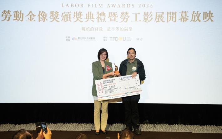 (左)鄭怡雯老師頒發短片組第二名《鑑往織來》朱彥銘導演