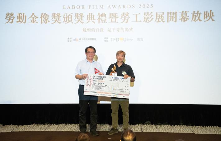 (左)評審韓仕賢秘書長及不分類佳作《未曾遠去》楊凱淳 導演