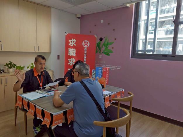 圖示二:北市勞動局就業服務處11月4日至11月7日,共邀集26家知名企業於各就服站舉辦現場徵才活動,提供達960個工作機會。