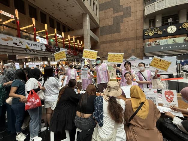 圖說4:在台鐵台北車站參與的人數非常多,透過公私部門合作,關懷在異鄉打拼的移工。