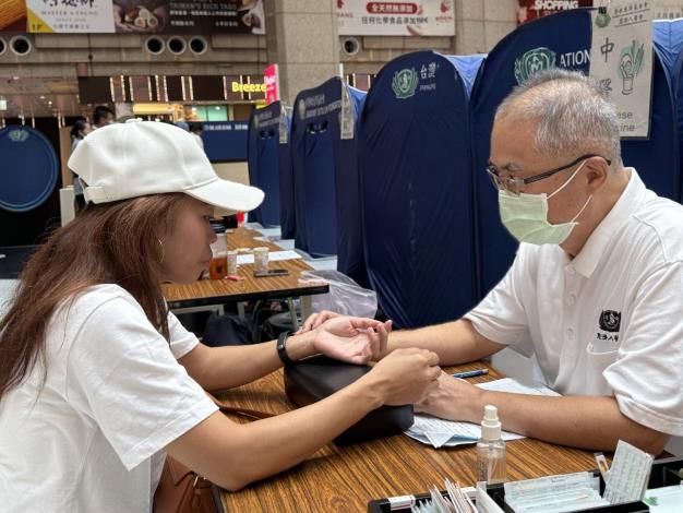 圖說3:現場提供約20項的醫療服務,不僅有西醫各項科別,中醫也深受移工信賴。