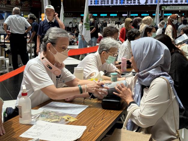 圖說2:參與的移工都要量測血壓,記錄血壓變化。