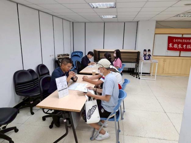 圖示二：北市勞動局就業服務處11月10日至11月14日，共邀集25家知名企業於各就服站舉辦現場徵才活動，提供達985個工作機會。