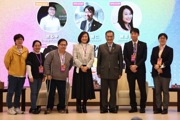 「2025年臺北市身障就業國際論壇 × 人力資源發展國際研討會」主題二「身障就業新模式」專家學者座談後留影，左起為陽光基金會王顧婷站長、喜憨兒基金會楊琇雁副執行長、勝利基金會張英樹執行長、臺北市勞動力重建運用處陳昆鴻處長、日本國際醫療福祉大學野崎智仁副教授及與談主持人身心障礙聯盟洪心平秘書長