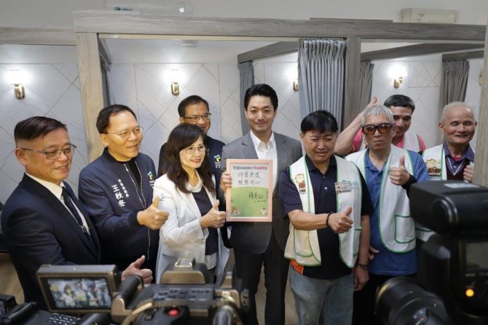 圖說6:蔣萬安市長參觀珍愛按摩坊服務並為視障按摩師加油鼓勵