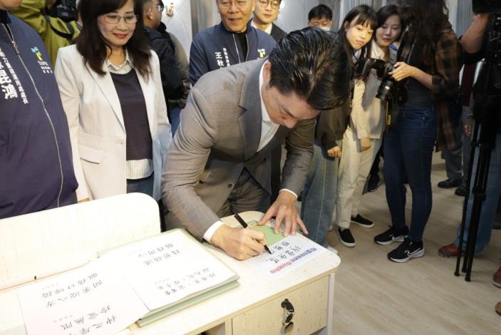 圖說5:蔣萬安市長親筆寫下對珍愛按摩服務坊的祝福賀詞