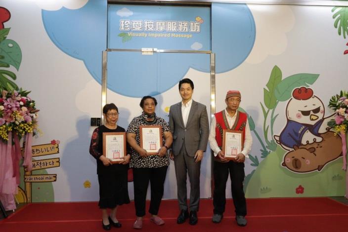 圖說2:蔣萬安市長頒發感謝狀予服務23年以上的行政人員及視障按摩師