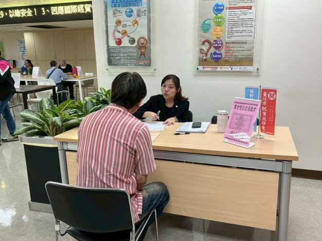 圖示二: 北市勞動局臺北市就業服務處11月24日至11月27日,共邀集14家知名企業於各就服站舉辦現場徵才活動,提供達548個工作機會。