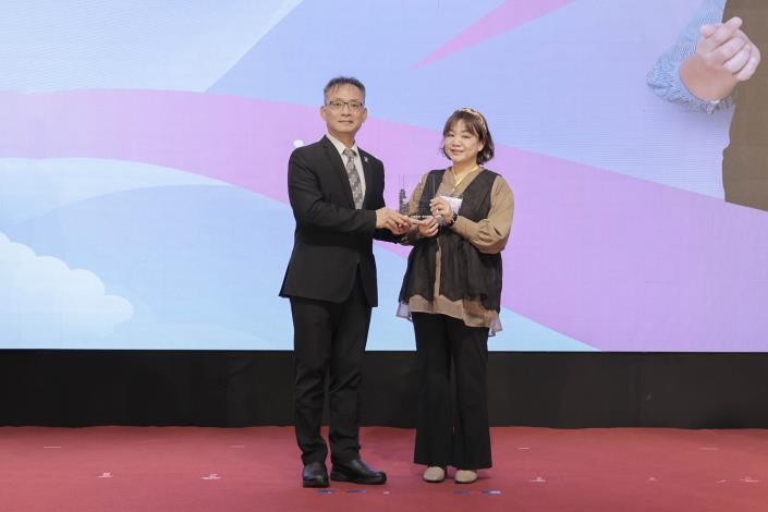 圖說4-臺北市政府張溫德副市長與模範身障勞工嚴宗吾合影