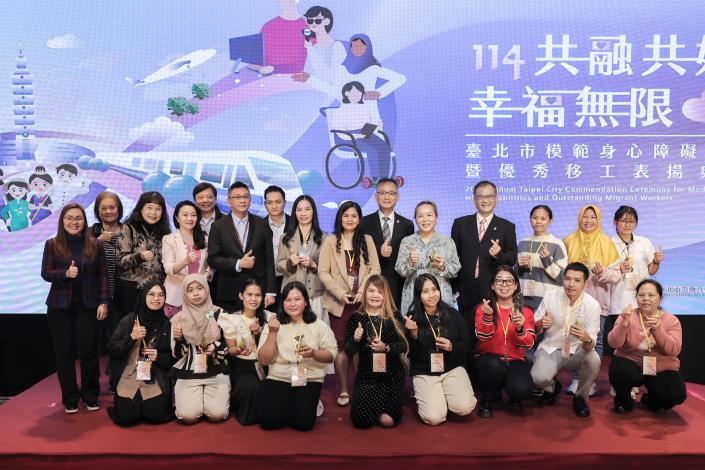 圖說3-15位優秀移工合影