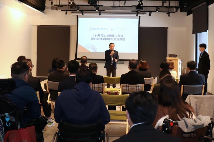 圖說二：王秋冬局長至典禮現場勉勵學員並呼籲企業給予身障者就業機會