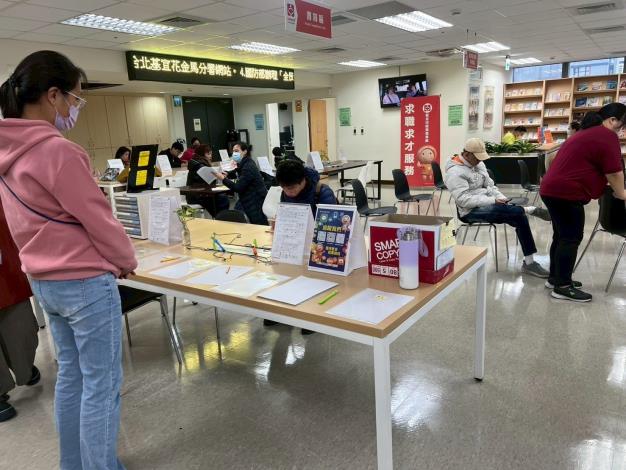 圖示二： 北市勞動局臺北市就業服務處12月2日至12月5日，共邀集18家知名企業於各就服站舉辦現場徵才活動，提供達741個工作機會。