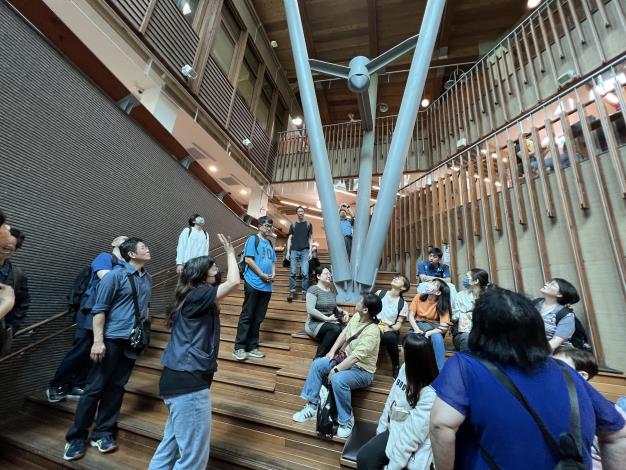 圖說二：學員參訪低碳綠建築設計