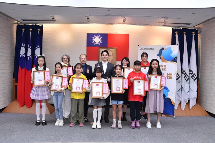 臺北市市長蔣萬安及勞動局副局長江明志與「高年級組」特優及優等得獎者合影