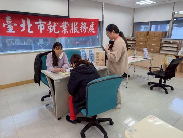 圖示二：北市勞動局就業服務處12月15日至12月19日，共邀集31家知名企業於各就服站舉辦現場徵才活動，提供達1385個工作機會。