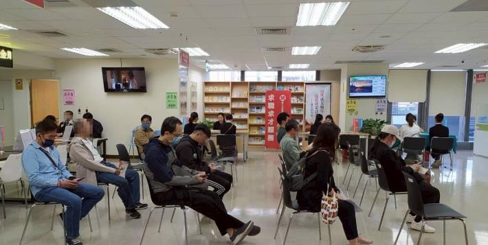 圖示二：北市勞動局臺北市就業服務處1月6日至1月9日，共邀集24家知名企業於各就服站舉辦現場徵才活動，提供達905個工作機會。