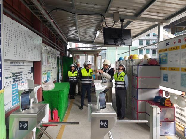 王局長檢視工地進場管制設施設備，並提醒事業單位同步查核進場勞工教育訓練、勞保等，以達到源頭防災