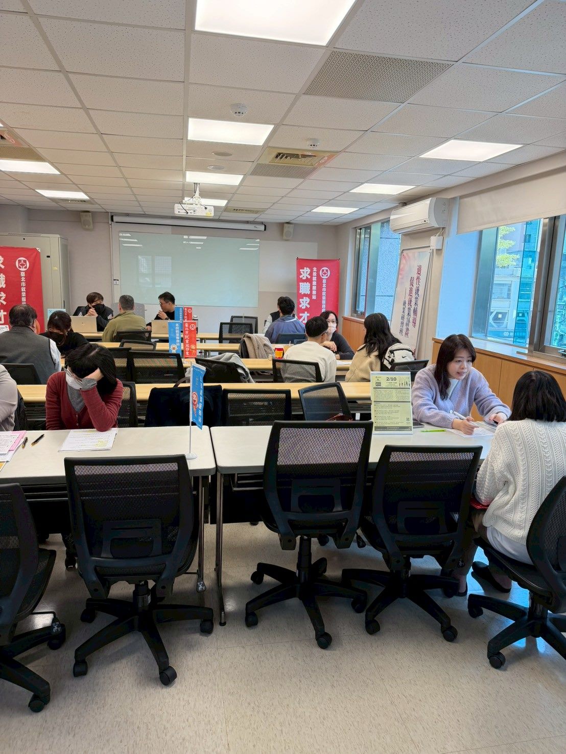 圖示二：北市勞動局就業服務處2月24日至2月26日，共邀集15家知名企業於各就服站舉辦現場徵才活動，提供達601個工作機會。