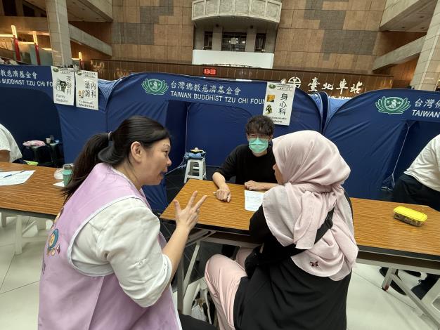 圖說4：移工就診時，重建處通譯人員從旁協助