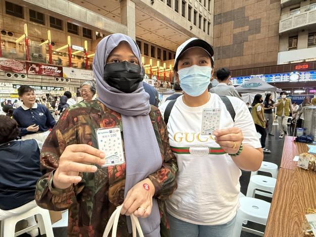 圖說3：移工完成檢查後，可兌換驚喜小禮