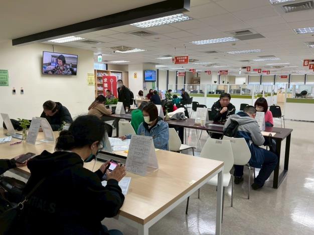 圖示二:北市勞動局就業服務處3月17日至3月20日,共邀集18家知名企業於各就服站舉辦現場徵才活動,提供達603個工作會。