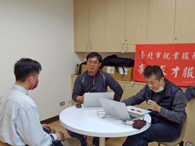 圖示二: 北市勞動局就業服務處3月31日及4月2日,共邀集14家知名企業於各就服站舉辦現場徵才活動,提供達337個工作機會。