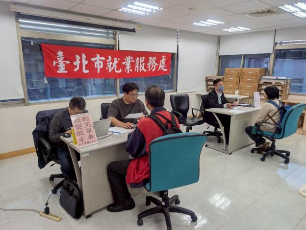 圖示二： 北市勞動局就業服務處4月8日及4月10日，共邀集16家知名企業於各就服站舉辦現場徵才活動，提供達772個工作機會。