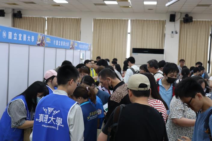 照片3：115年身心障礙學生校園科系博覽會活動-大專校院攤位諮詢-1