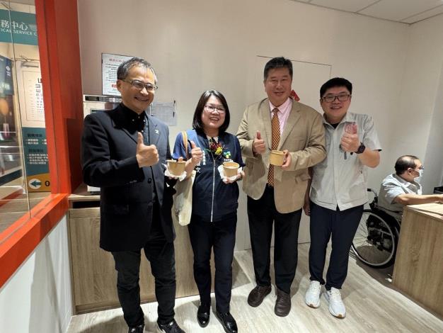 圖片3-開幕茶會-勞動力重建運用處處長陳昆鴻(左一)、社會局局長姚淑文(左二)、臺安基金會董事長袁明琦(右三)、大龍粥業務行銷員許家浩(右二)