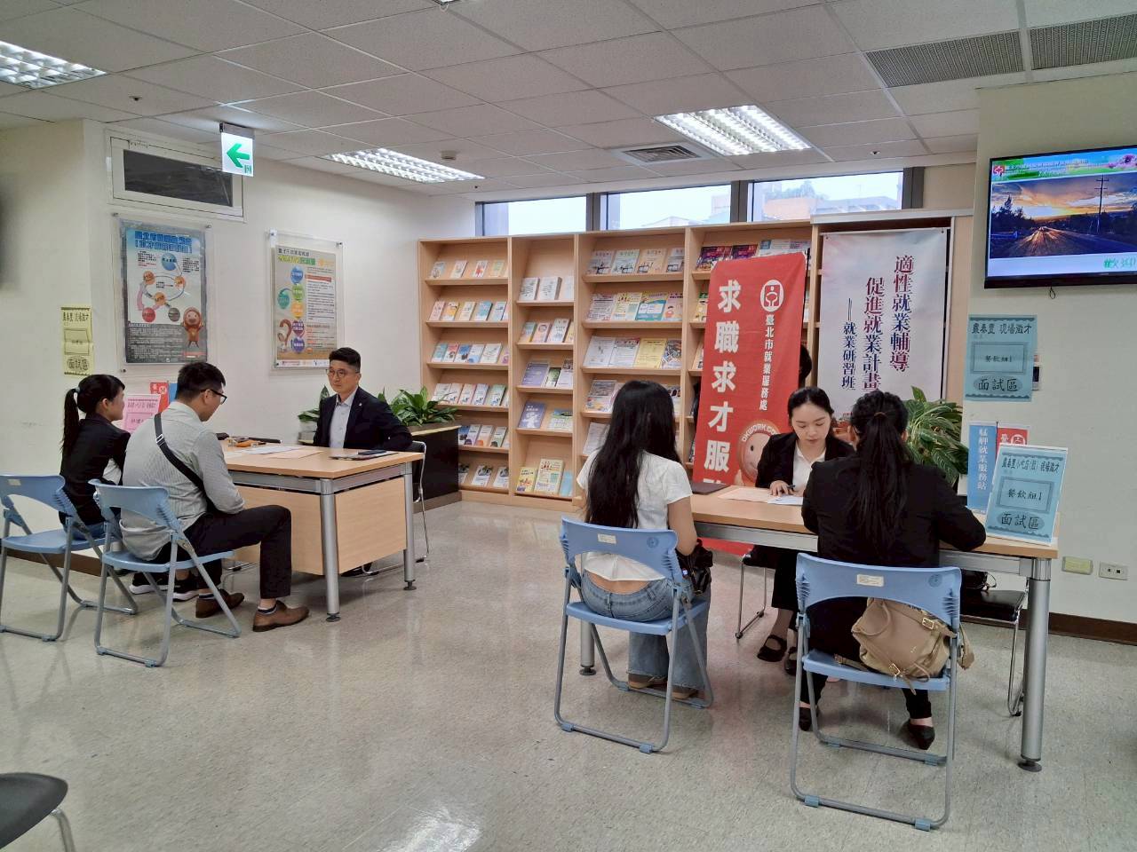 圖示一： 北市勞動局臺北市就業服務處5月12日至5月15日，共邀集20家知名企業於各就服站舉辦現場徵才活動，提供1,152個工作機會。