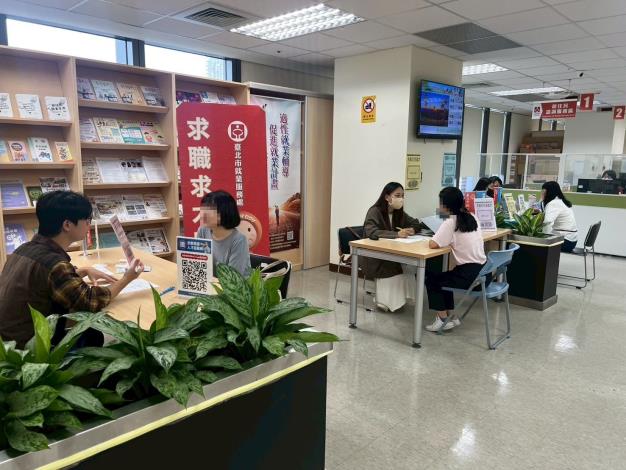 圖示二: 北市勞動局臺北市就業服務處5月19日至5月22日,共邀集26家知名企業於各就服站舉辦現場徵才活動,提供1,068個工作機會。