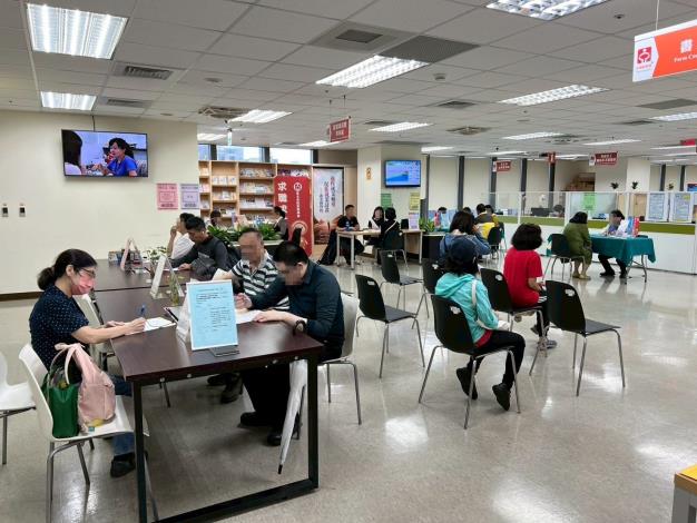 圖示二：北市勞動局就業服務處6月2日至6月5日，共邀集17家知名企業於各就服站舉辦現場徵才活動，提供672個工作機會。