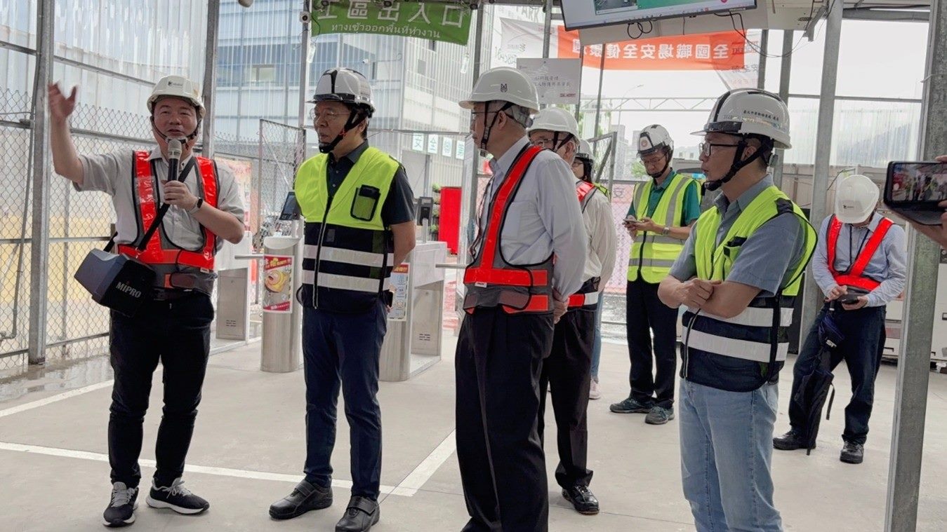 王秋冬局長(左二)至營造工地關心戶外作業防暑狀況